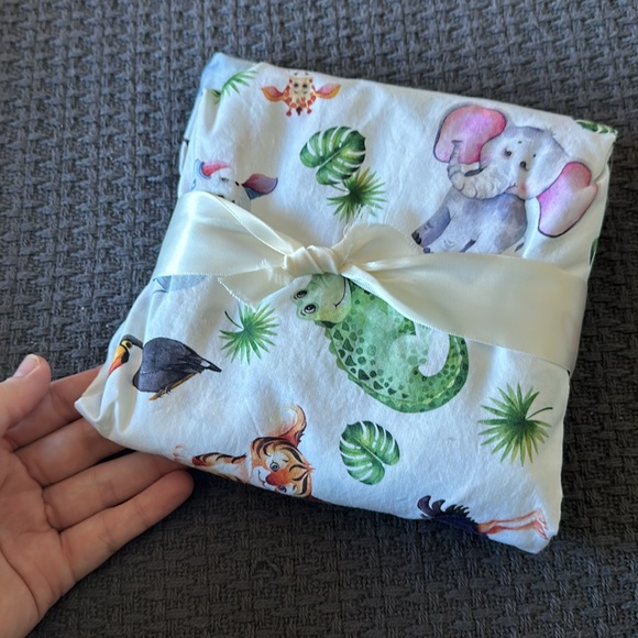 Assorted baby cloths, burp cloths, or blanket - Picture 8 of 10